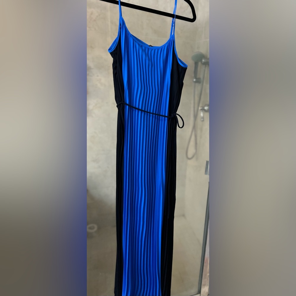 Size 8 pleated maxi dress- banana republic- blue/black